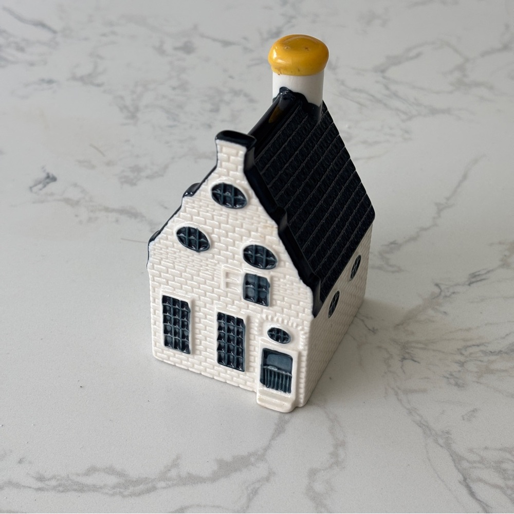 KLM #39 Blue Delft House by BOLS